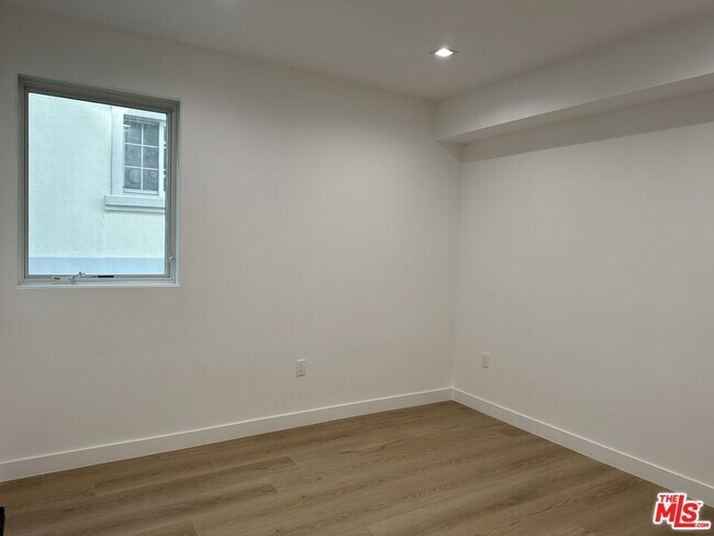 Building Photo - 9842 Vidor Dr