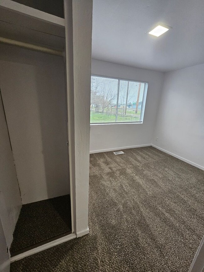 Building Photo - Almost 1300 sqft of Living Space with Plenty of Parking