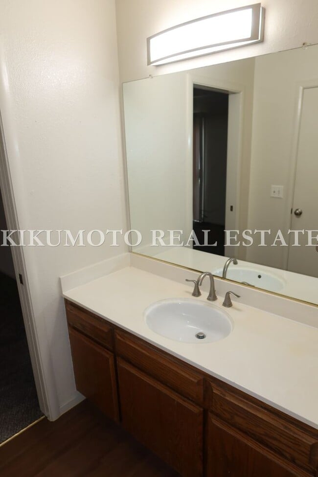 Building Photo - Pocket 3 Bedroom, 2 Bath Half-plex