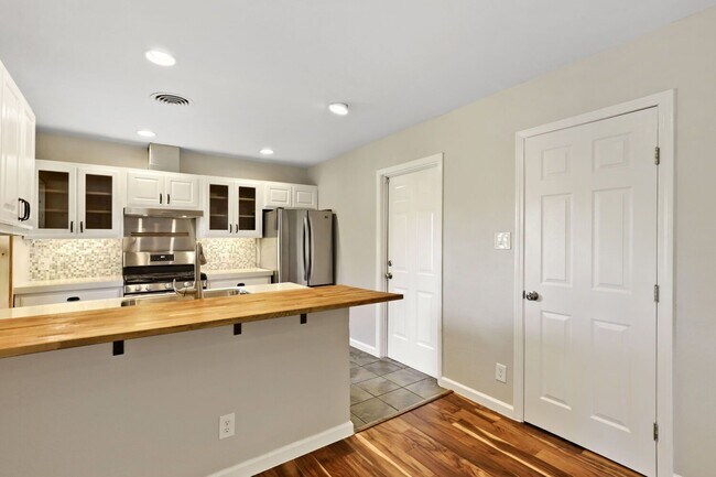 Building Photo - 5716 Wellington Dr
