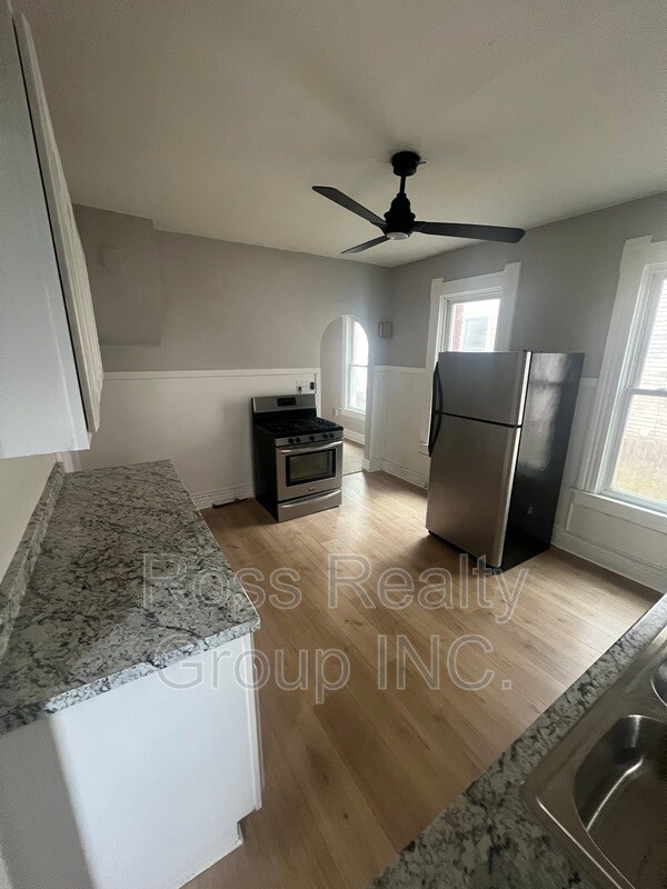 Building Photo - 1121 Delence St