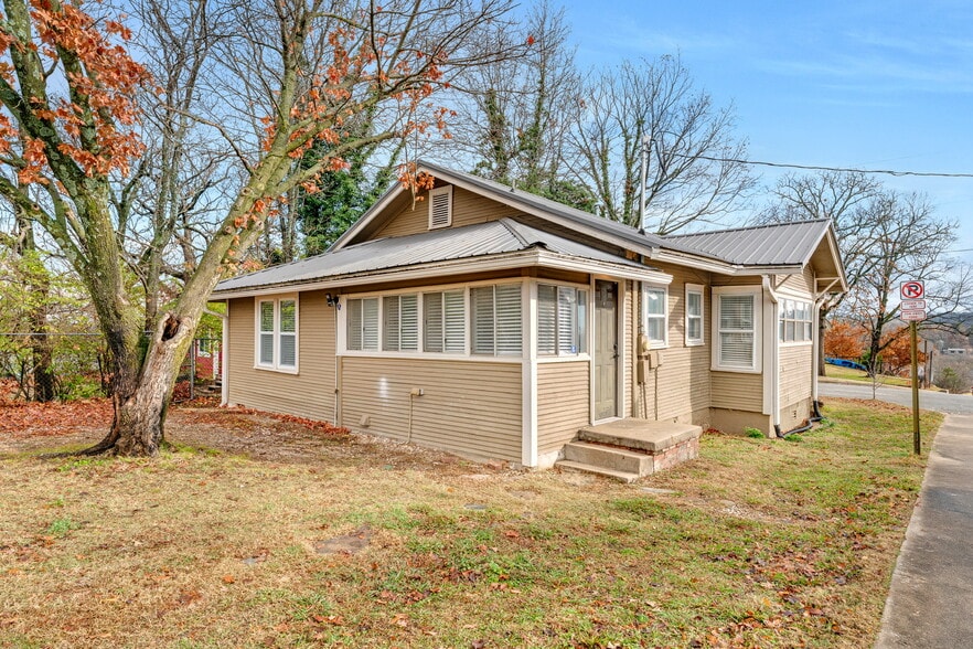 Building Photo - 811 N Lindell Ave