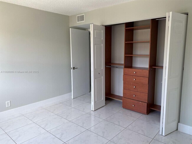 Building Photo - 401 Golden Isles Dr