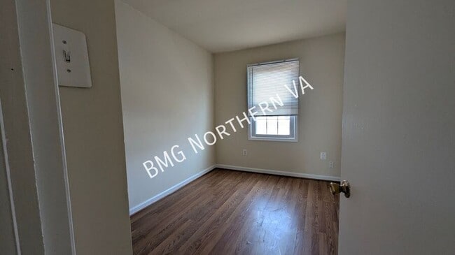 Building Photo - 9819 Town Ln