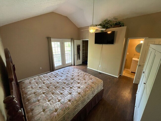 Building Photo - Beautiful Shelbyville Lake House