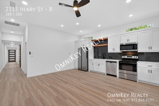 Building Photo - 2113 Henry St