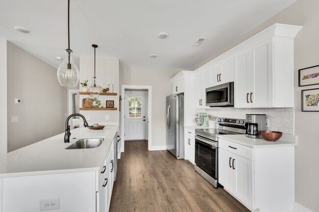 Building Photo - 1016 Sycamore Rdg E