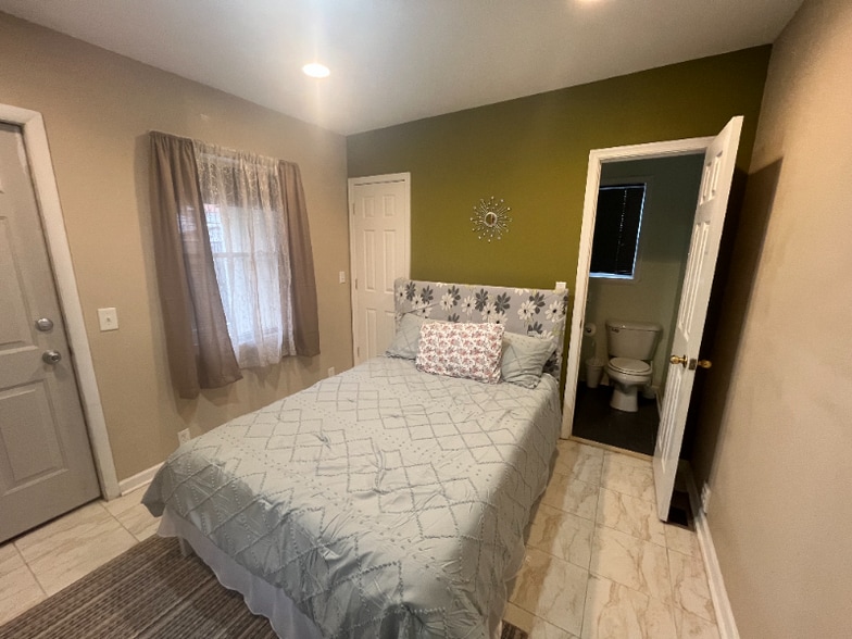 Building Photo - 342 Nicholson St NE