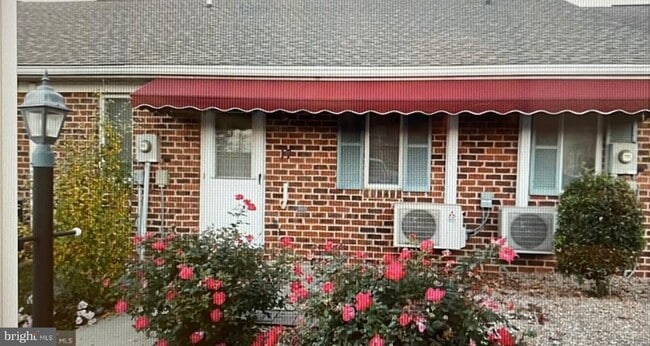 Building Photo - 17 Cambridge Ln