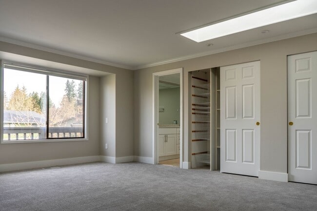 Building Photo - Fantastic Fairwood Home - Impressive interiors and lots of space