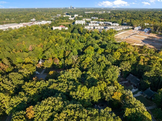 Building Photo - Newly Updated 2 Bedroom, 2 Bath Duplex nea...