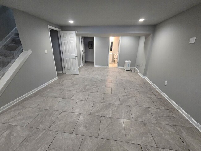 Building Photo - **VOUCHER HOLDERS **NEWLY REMODELED TOWNHOME IN CENTRAL LOCATION! 3 BEDROOM 2 1/2 BATH, FINISHED ...