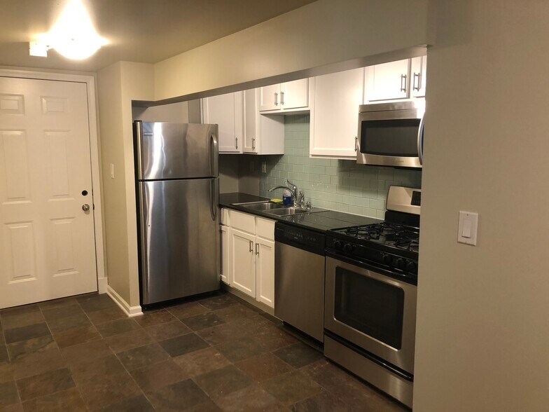 Kitchen - 1813 W Armitage Ave