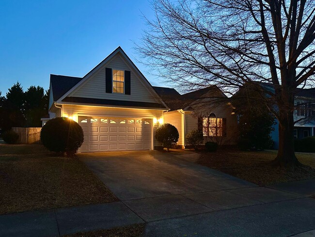 Building Photo - Spacious 3BD/2BA Home in Oak Park | Screened Porch | Large Backyard | 2-Car Garage