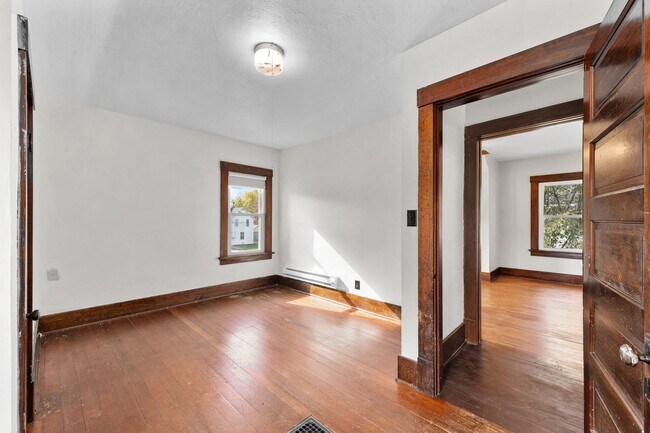 Building Photo - 568 W Main St