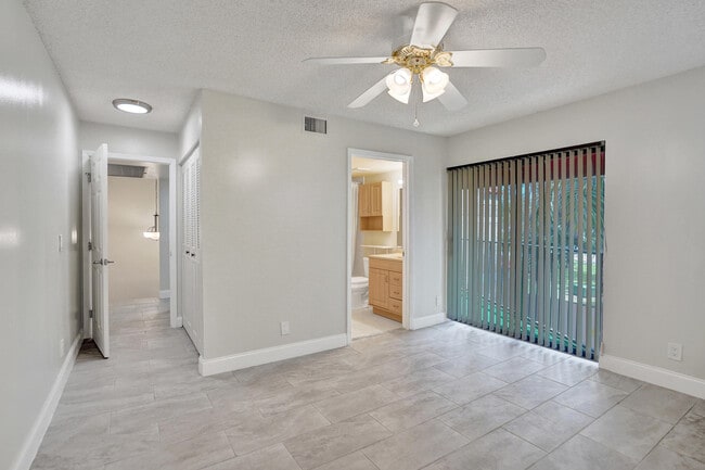Building Photo - 4260 Village Dr