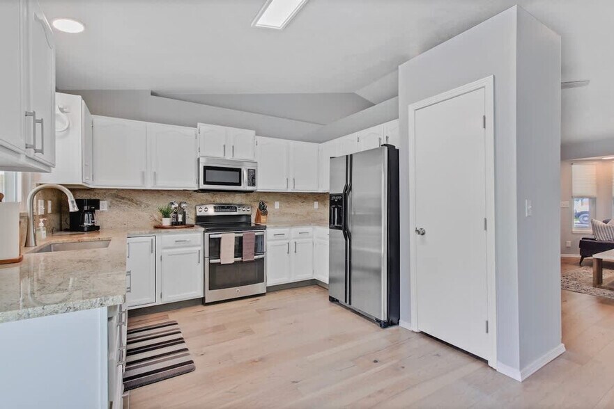 Building Photo - 925 N Stonehenge Way