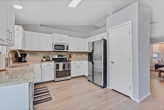 Building Photo - 925 N Stonehenge Way