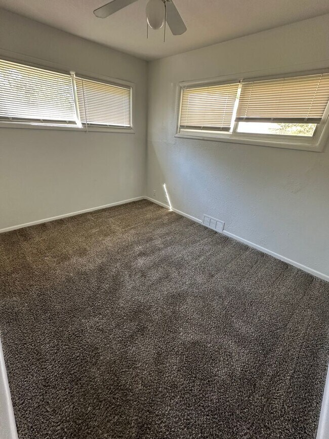 Building Photo - 4 bedroom 1 bath