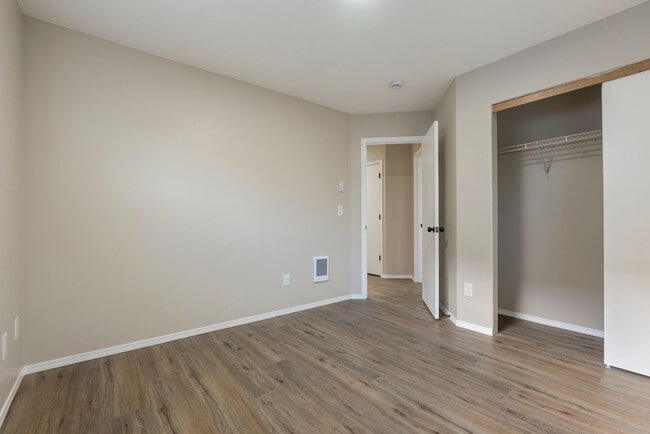 Building Photo - 4 bedroom/2.5 bathroom available in SE Portland