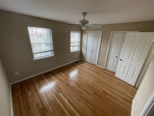 Building Photo - Updated, all brick 3 level townhouse pet friendly townhouse for rent!