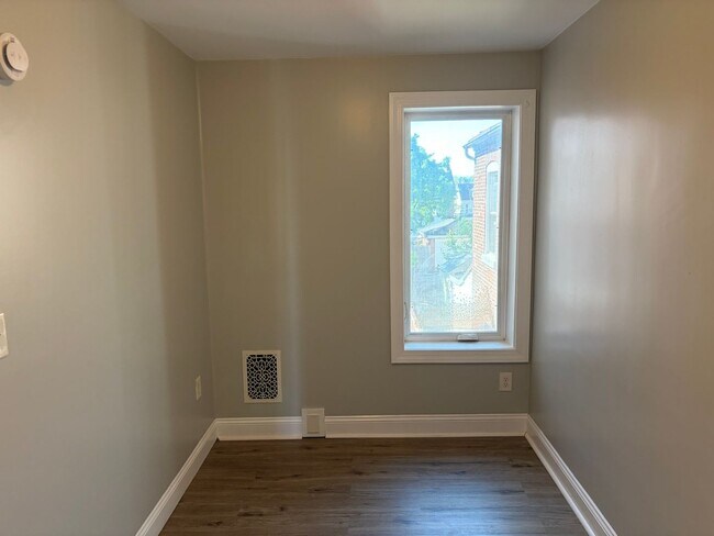 Building Photo - Charming 3 Story Brick Townhome Now Available