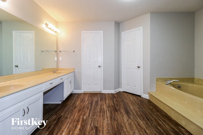 Building Photo - 3862 Oak Forest Dr