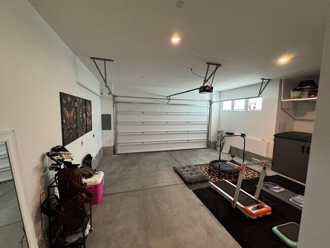 Building Photo - Modern Furnished 3 Bedroom Townhome in Pri...