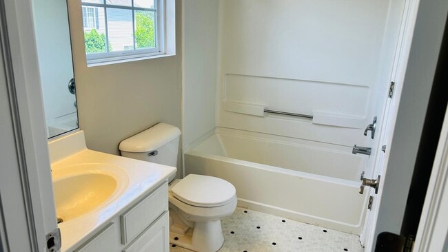 Building Photo - 340 Evergreen Cir