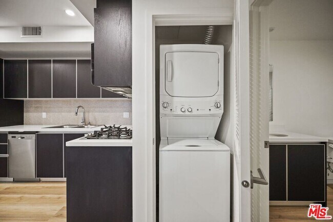 Building Photo - 951 Ogden Dr