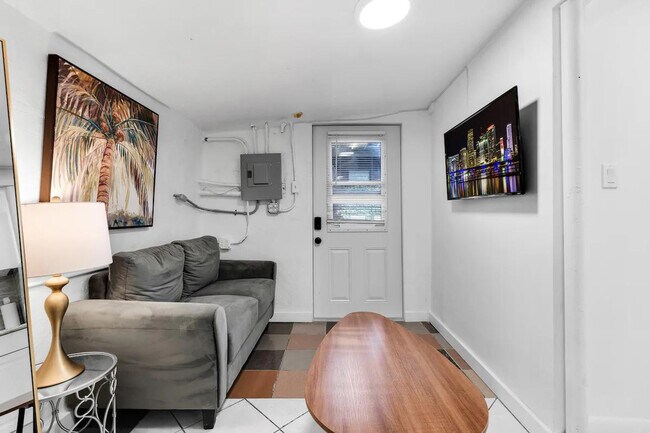 Building Photo - 2610 SW 31st Ave