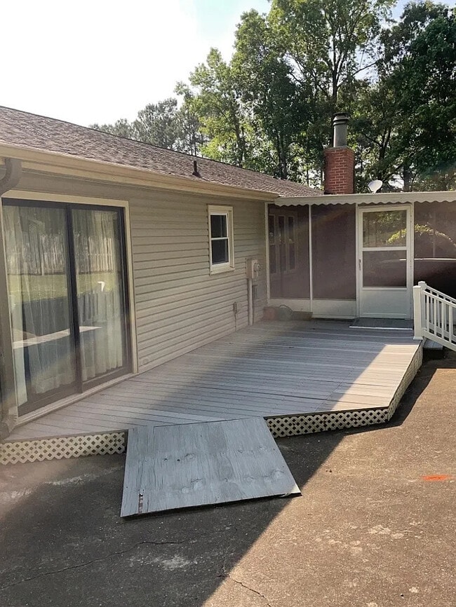 Building Photo - 3 Bedroom 2 Bathroom