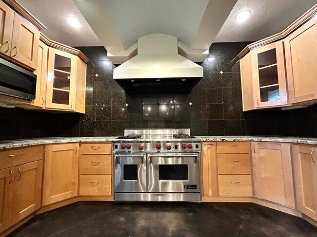 Building Photo - 1001 Pinzon St NW