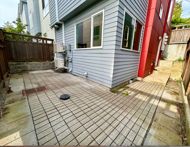 Building Photo - Mount Baker/Columbia City Townhouse