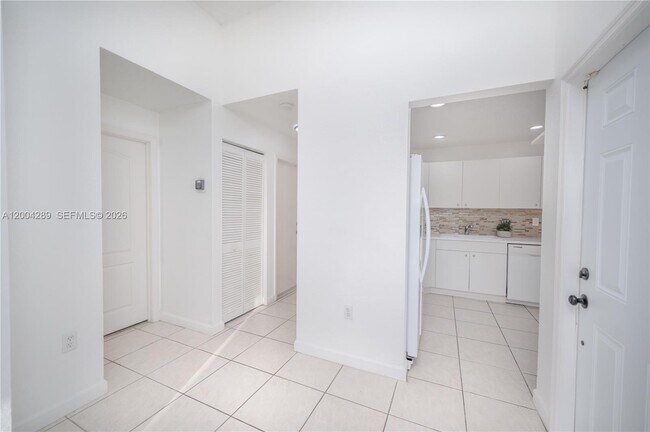 Building Photo - 5000 NW 116th Ct