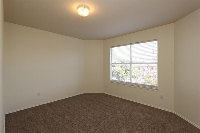 Building Photo - 15321 Ozone Pl