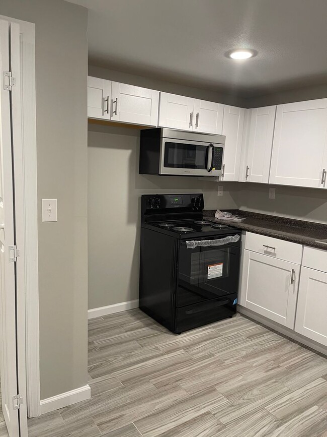 Building Photo - 2 bed, 1 bath house-Pet Friendly!