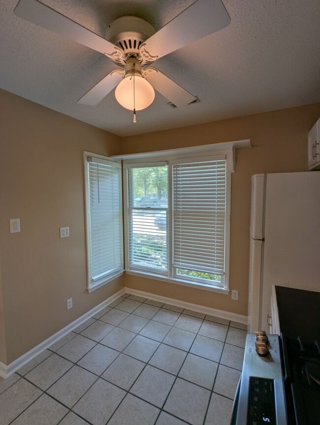 Building Photo - Beautiful townhouse with lakeside views, convenient to Chapel Hill and Durham!