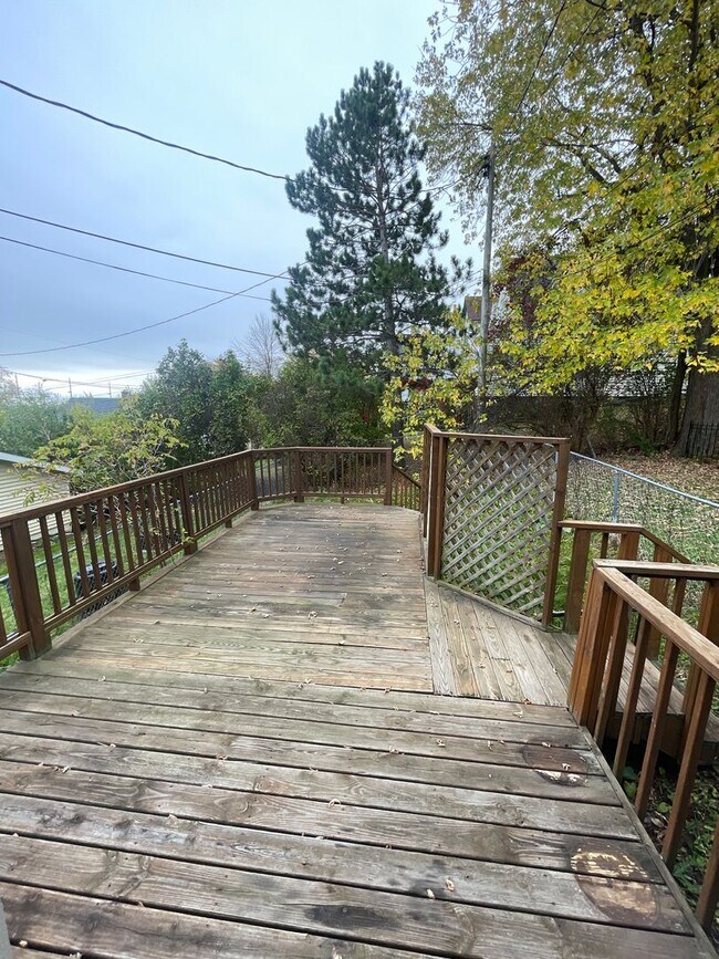 Building Photo - AVAILABLE NOW - 3 Bedroom/1.5 Bath Home wi...