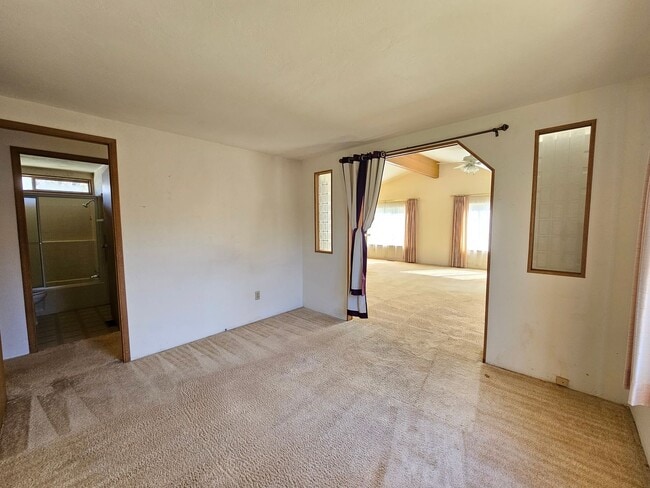 Building Photo - 13973applelane.is4lease.com