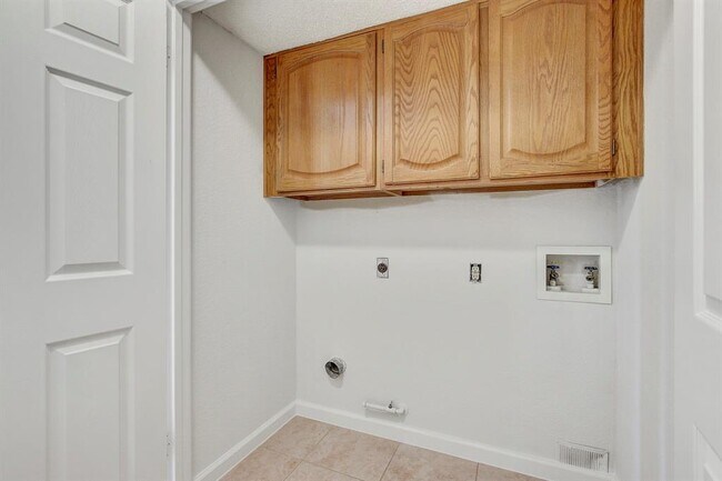 Building Photo - 17516 Klamath Falls Dr