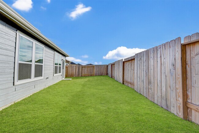 Building Photo - 25821 Hedgerow Dr