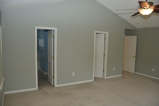Building Photo - Quiet cu de sac