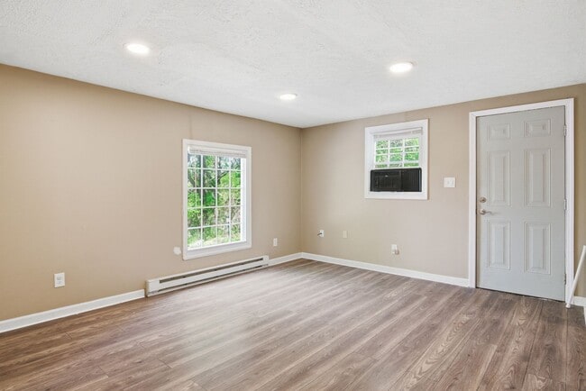 Building Photo - 2 Bed / 1 Bath. Off street parking.