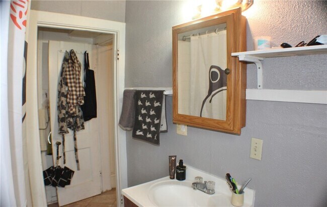 Building Photo - 708 S Negley Ave