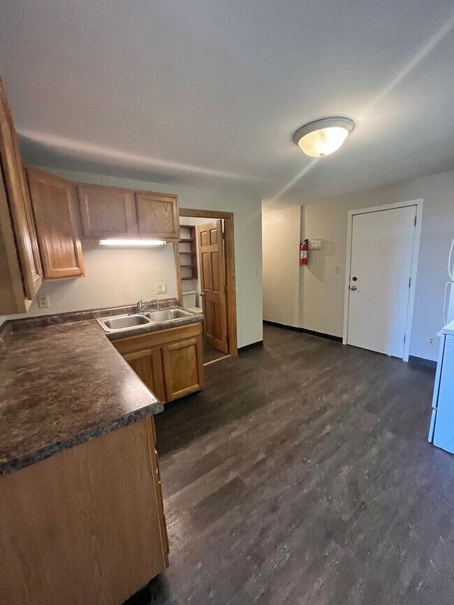 Building Photo - AVAILABLE SEPTEMBER - 2 BED 1 BATH Apt!