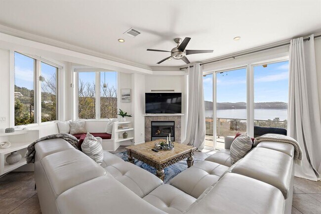 Building Photo - 14020 Lakeview Dr