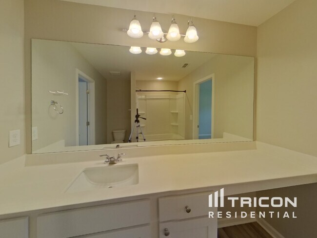 Building Photo - 100 Hyde Pk