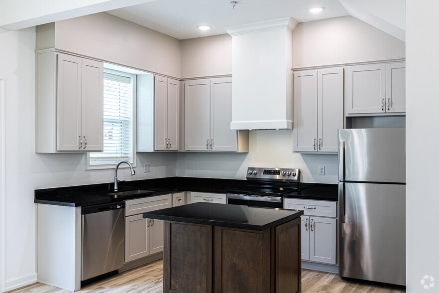 Primary Photo - Magnolia Gardens