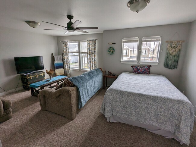 Building Photo - Large 3BD plus bonus rm and den
